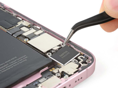 Замена вибромотора iPhone 15 Замена вибромотора iPhone 15